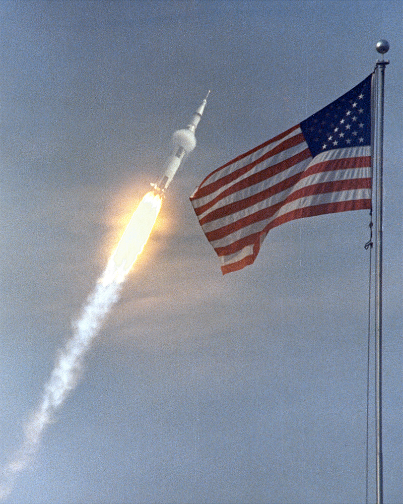 Illustration for article titled Amazing photos from NASA's vaults show how they assembled Apollo 11